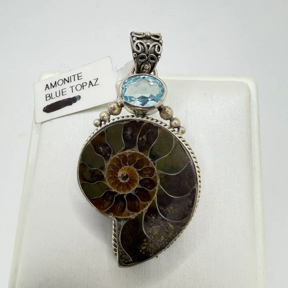 NWT 19x24mm AMMONITE and 8x5mm faceted blue topaz pendant in Bali 925!‎